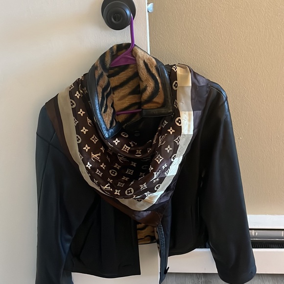 Selling my Italian leather jacket with leopard lining - Picture 4 of 4